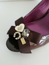 ZAPATOS COACH JADEN RAROS MARRÓN CHAROL LOGOTIPO ESTAMPADO CORAZÓN ENCANTO PEEP TOE CUÑAS AMOR