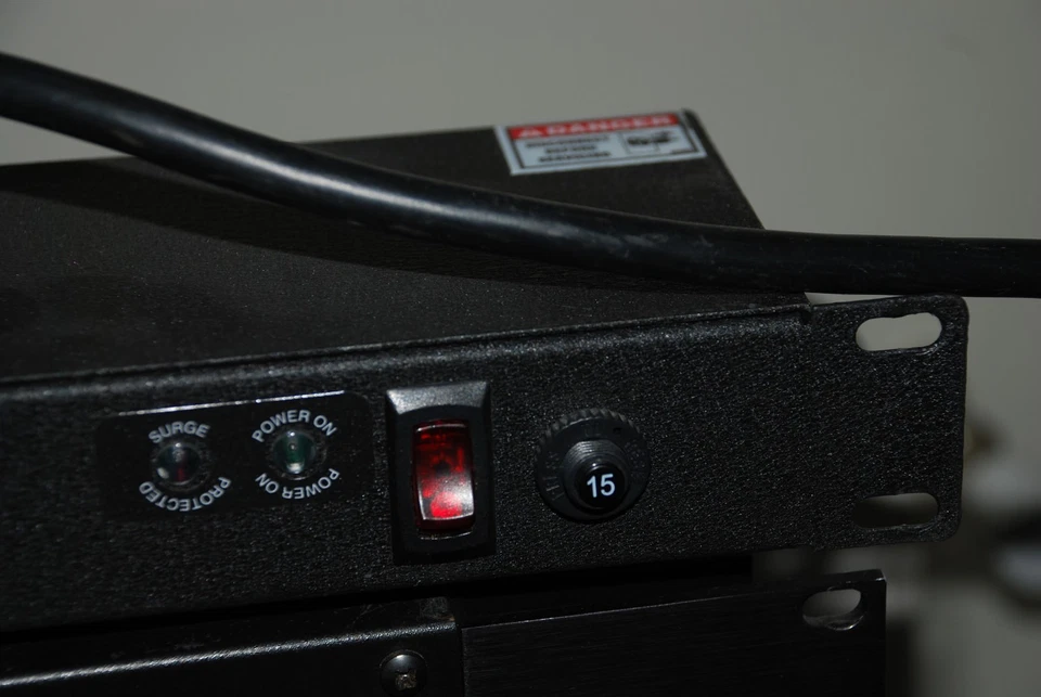 GEIST 110V SPN06415TL 19" RackMount 15 AMP 125 VAC 50/60HZ 6 Outlet Power Strip - Image 3 of 4