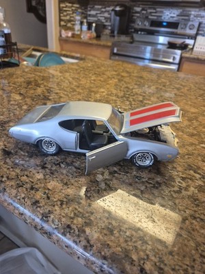 ERTL 1969 Oldsmobile 442 W30 Diecast Car 1/18 Scale Silver