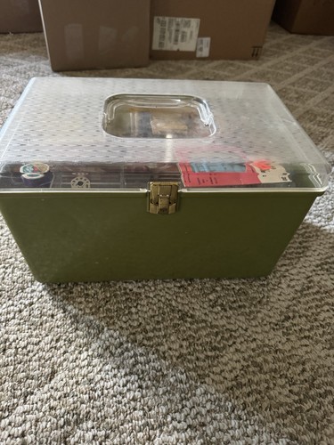 Vintage sewing box, various items , see pics 