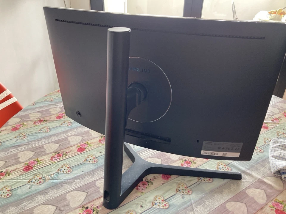 Samsung C24FG73 Gaming Monitor 144Hz QLED 24” Curvo FreeSync - Immagine 3 di 4