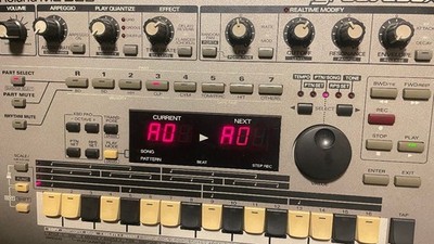 Roland MC-303 Groovebox Sequenzer getestet Powers On Sound OK gebraucht