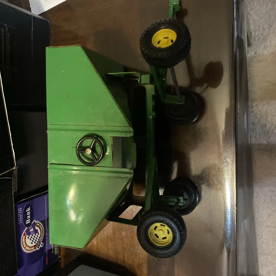 John Deere Die-cast 1:16 Gravity Feed Wagon 4164 9011 Pressed Steel Farm Trailer - Image 2 of 4