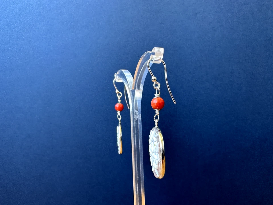 Orecchini in argento 925 con cammeo sardonica e pallini di corallo rosso - Immagine 4 di 4