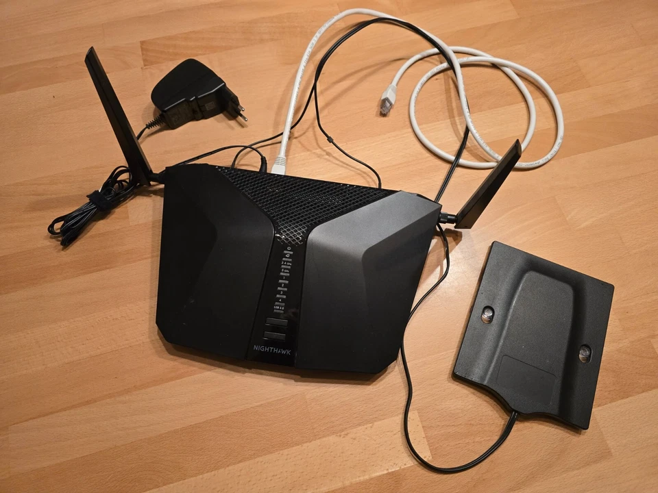 NETGEAR Nighthawk LAX20 4G LTE Router & WiFi - Schwarz (inkl. Antenne)