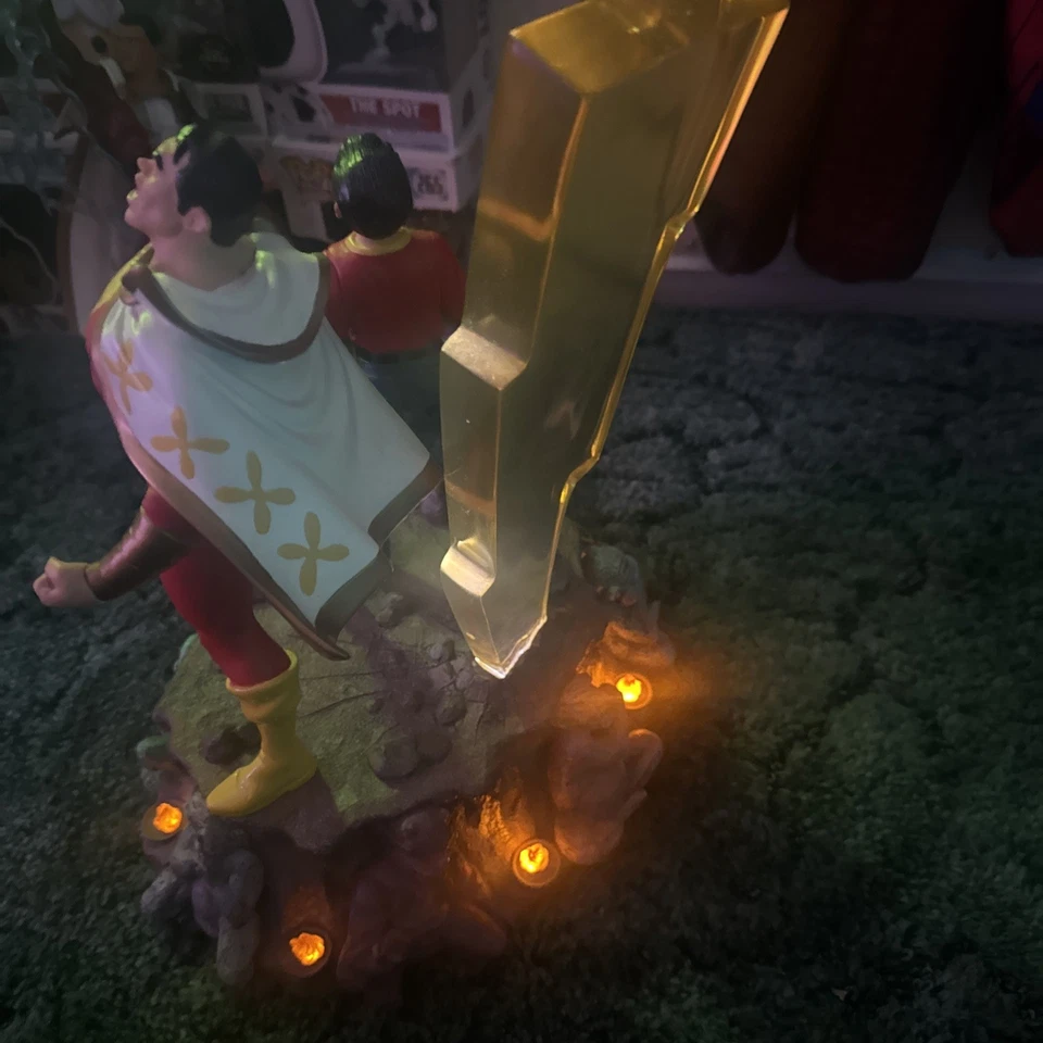 DC Direct Shazam! Estatua iluminada de lujo 213/500 rayo dañado Foto 4 de 4