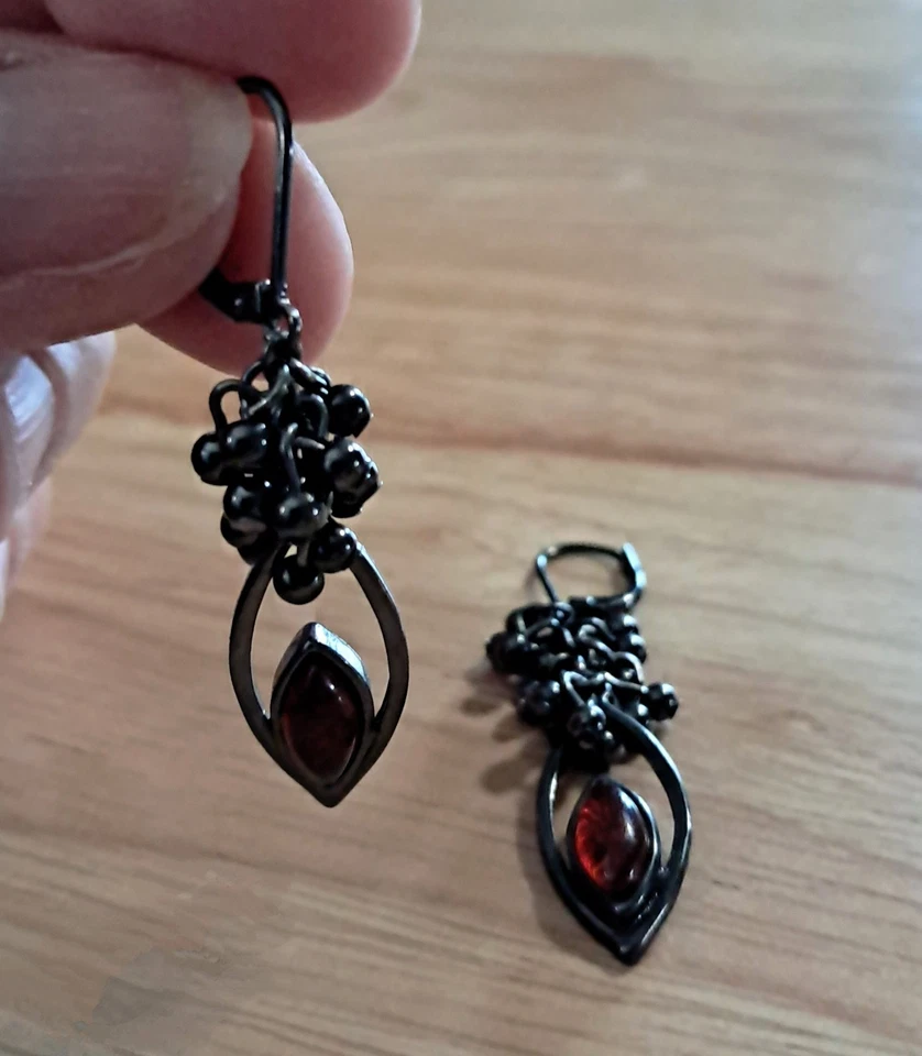 BRINCOS PENDURADOS VINTAGE PRETO GÓTICO SANGUE ESCURO VERMELHO STRASS, LINDOS!! ❤️ - Imagem 4 de 4