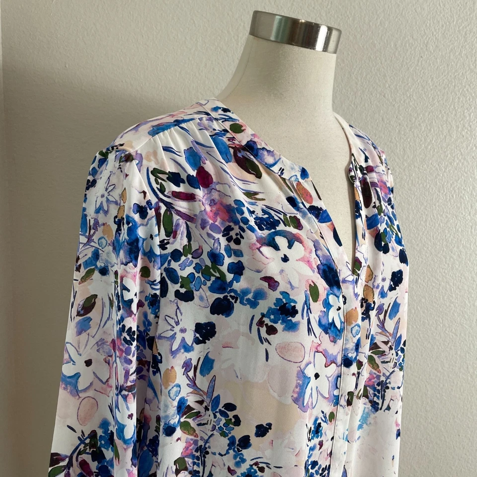 Blusa NYDJ feminina XL floral com botões leve manga 3/4 plissada nas costas - Imagem 2 de 4