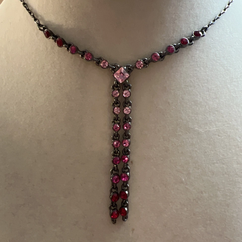 Collar Lariat Firmado Givenchy Gunmetal Rojo Rosa Estrás Frente Y Cuelga Foto 2 de 4