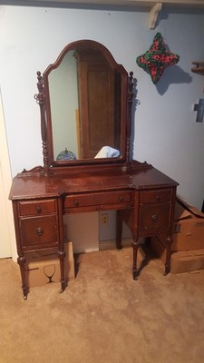 Victorian 3 Piece Bedroom Set~~Vanity -Bed~~Chest of Drawers