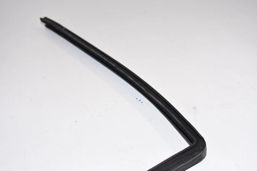 1989-1993 MERCEDES BENZ 190E W201 PASSENGER REAR DOOR WINDOW WEATHER STRIPPING - Image 4 of 4