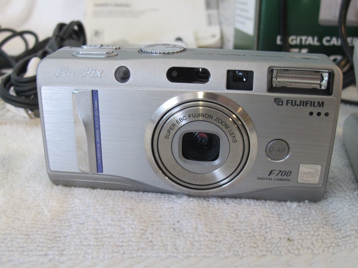 Fujifilm FinePix F700 シルバー Fujifilm FinePix F700 6-megapixel digital camera at Crutchfield