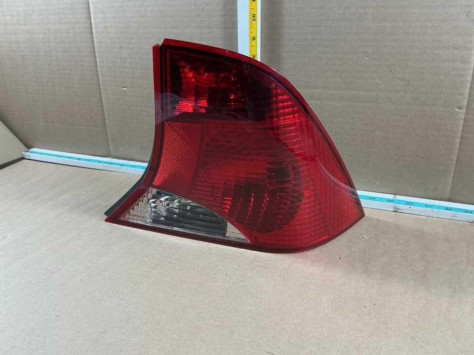 Conjunto de luces traseras laterales derecho pasajero Ford Focus 2002-2004 sedán Foto 2 de 4