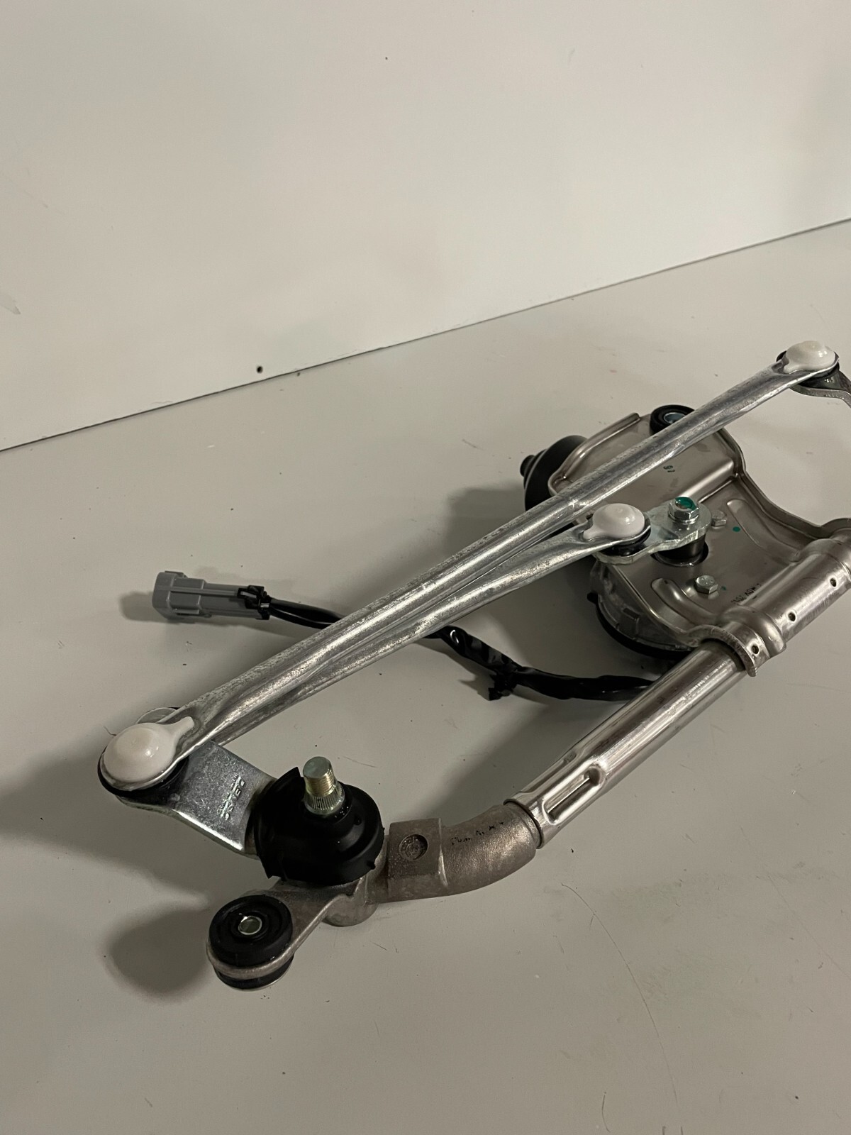 Ferrari California WINDSHIELD WIPER MOTOR WITH LINKAGE 159200-800 (3k miles only