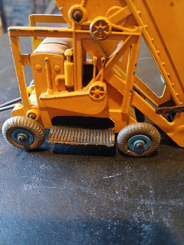 Dinky Toys 564 Yellow & Blue Elevator Loader Made in England Missing Belt - Picture 9 of 9