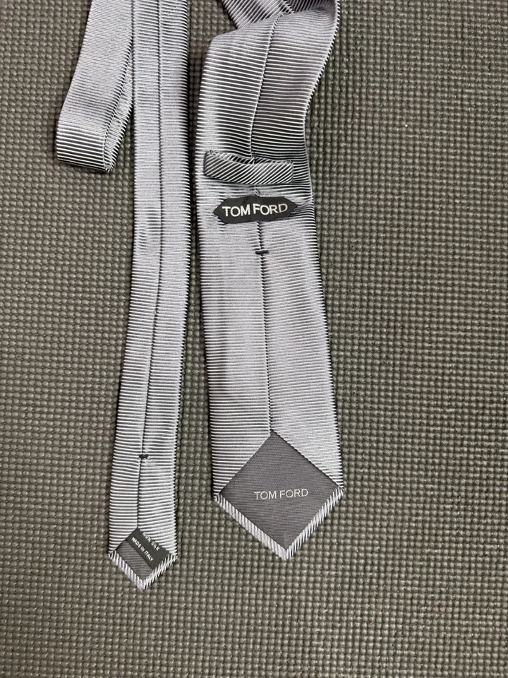 corbata horizontal a rayas gris tom ford Foto 2 de 3