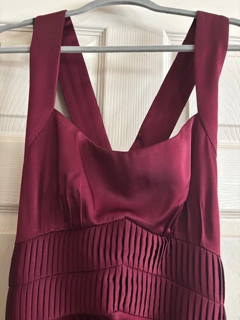 Vestido Calvin Klein Borgoña Seda Hasta el Suelo Talla 4 Espalda Cruzada con Detalle Plisado Foto 4 de 4