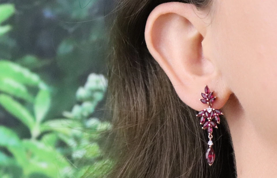 Pendientes colgantes de topacio blanco y rubí de oro rosa de 18k creados en laboratorio de 1,5" Foto 4 de 4