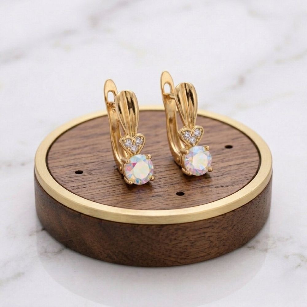 Boucles d'oreilles dormeuses cœur en or jaune et strass AB pour illuminer vos tenues de bureau