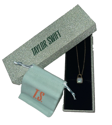 【ネックレス付き‼️】The Life of a Showgirl US 限定 Taylor Swift The Life of a Showgirl Lock Necklace locket in hand