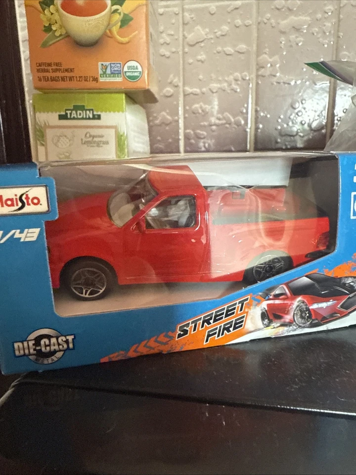 Camioneta Ford SVT F-150 Lightning roja escala 1 21 Maisto edición especial - nueva Foto 2 de 2