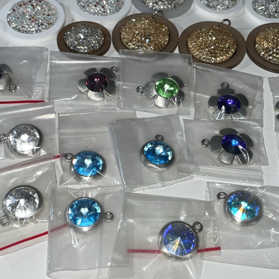 100 tlg. Modeschmuck Bastler-Lot, Ringe, Ketten,Angänger,Ohrringe,Armreif/Bänder - Bild 3 von 4