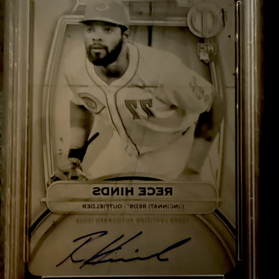 2025 Topps Tribute Rece Hinds Auto Preto!!️Placa de Impressão Rookie RC #1/1 Vermelha!!️ - Imagem 2 de 4