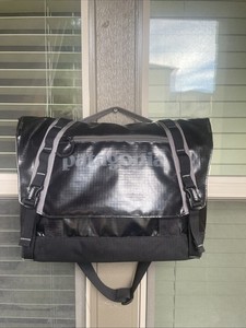 patagonia black hole messenger 24l lowest price Micro MLC Noble Grey and has a mesh divider to keep things organized Patagonia Black Hole Messenger 24L