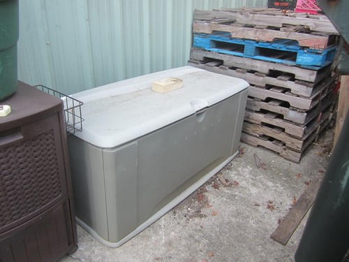 RUBBERMAID LARGE OUTDOOR STORAGE BOX/DECK BOX DURABLE HEAVY DUTY PLASTIC OBO