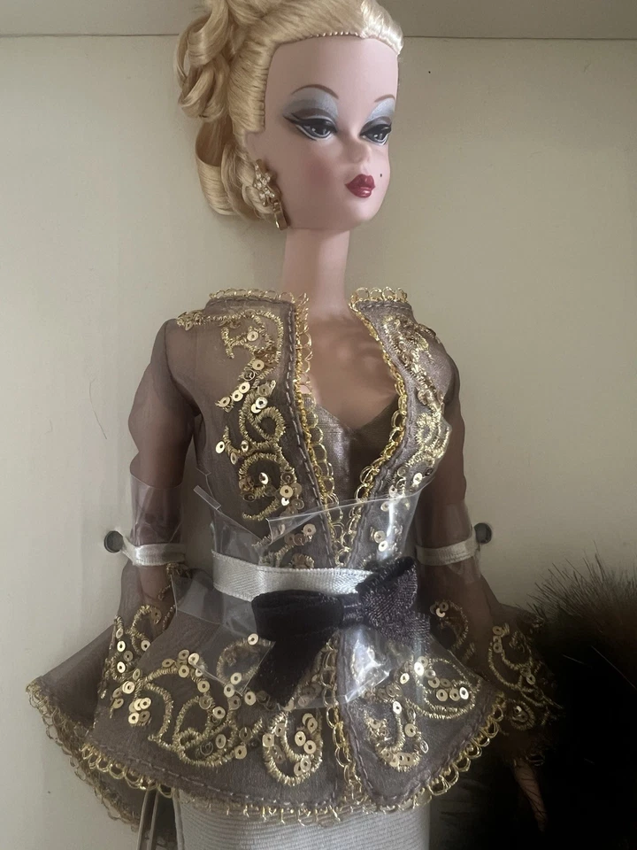 Capucine Silkstone Barbie Doll 2002 Mattel B0146 Fashion Model Collection - Image 3 of 4