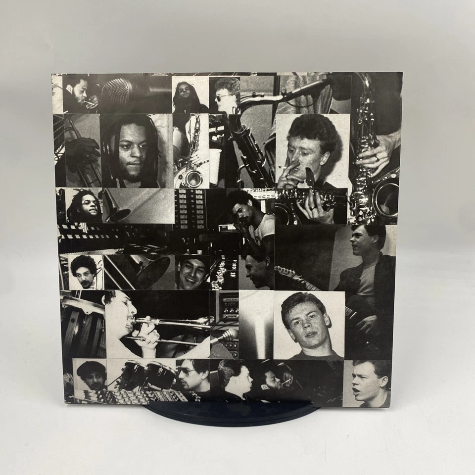 UB40, Present Arms, Vinyl Album + 12" Single VG/VG+ Foto 4 de 4