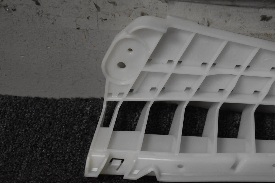 Infiniti Q60 2017-2020 rojo deportivo retenedor inferior izquierdo OEM de fábrica Foto 2 de 4