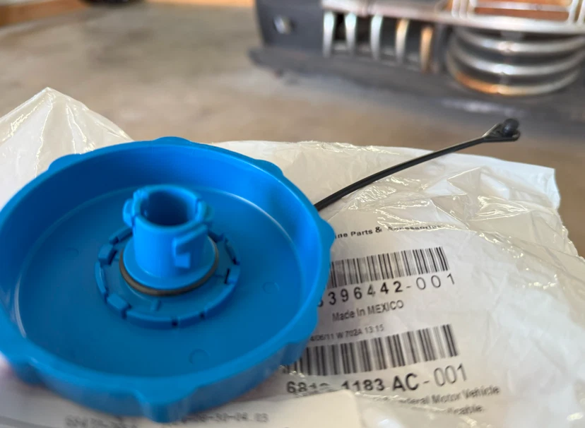 Tapa de llenado de líquido de escape diésel (DEF) Mopar original OEM para Ram 3500 68101183 CA Foto 2 de 2