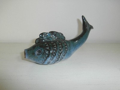 HANDGEMACHTE STUDIOKERAMIK BLAUE FISCHE SCHWIMMEN HANDBEMALT TERRAKOTTA ORNAMENT GESCHENK