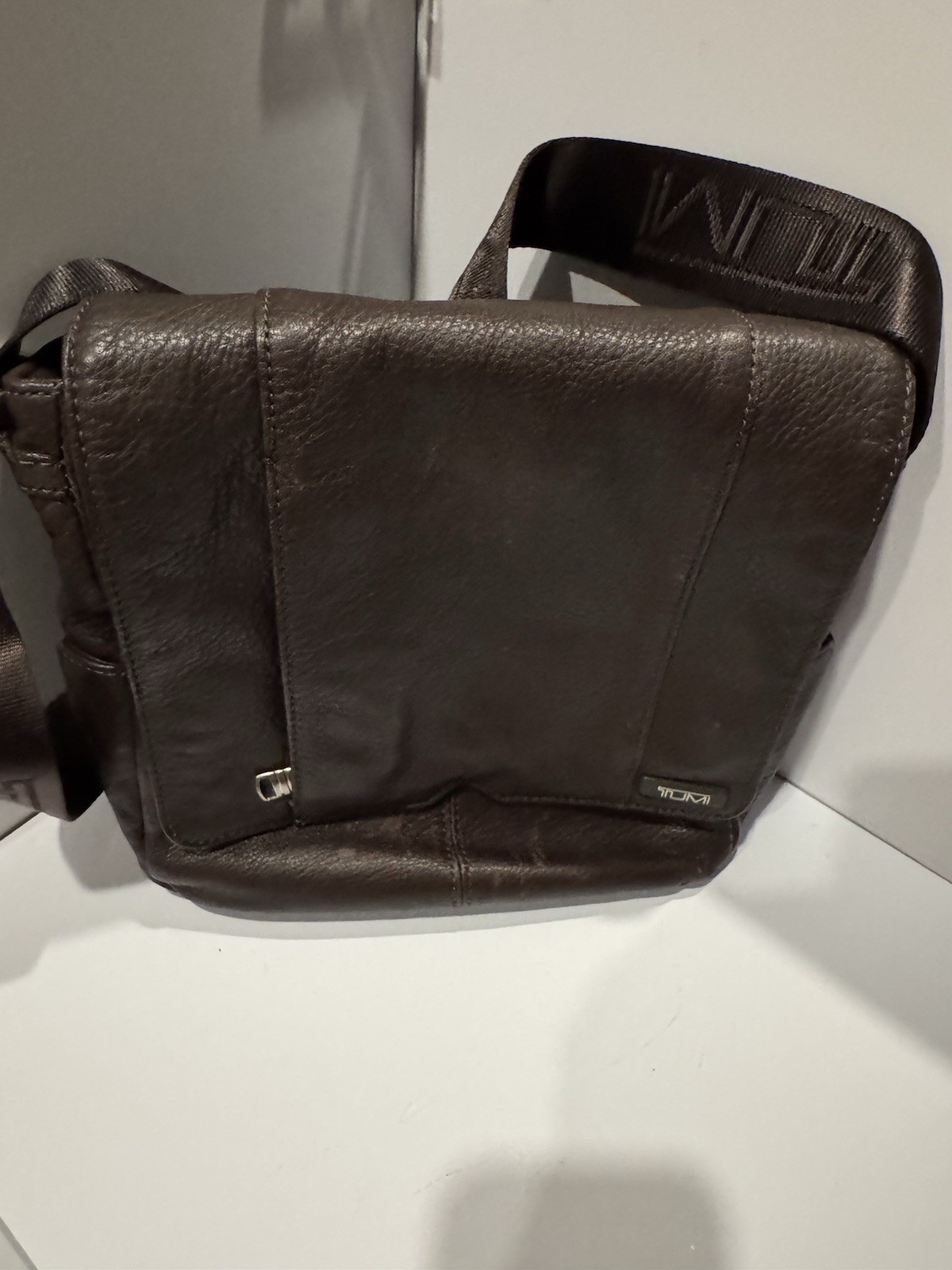 Tumi Brown Messenger Bag Magnetic Closure Adjustable Strap Inner Pockets