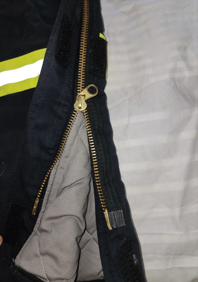 Ropa protectora de baluarte Fr ropa de trabajo resistente al fuego para hombre aislada... Foto 2 de 4