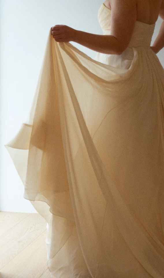 Vestido de novia vintage Romona Keveza seda natural clásico crema con tren catedral Foto 3 de 4