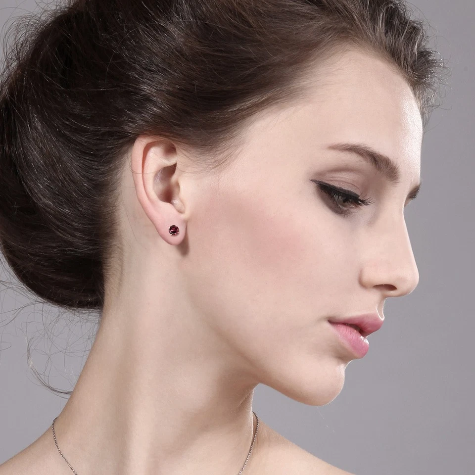 Brincos redondos de granada de rodolita vermelha ouro amarelo 10K com 4 pinos 4 mm 0,74 quilates - Imagem 2 de 3