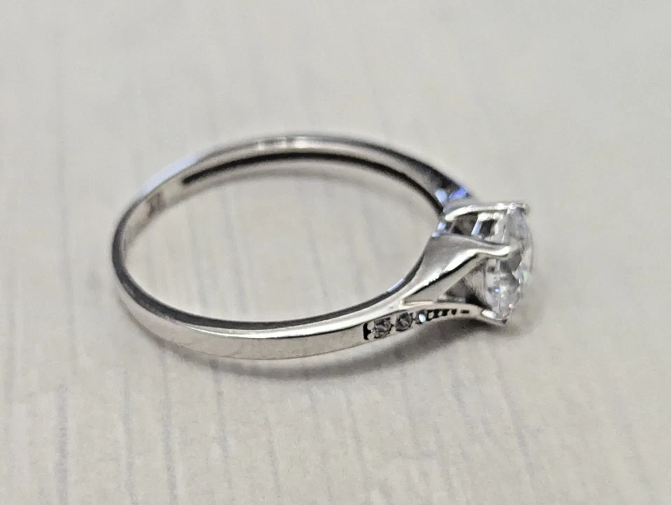 9ct White Gold Ring Cubic Zirconia Stones Full UK Hallmark Ring Size O - Image 2 of 4