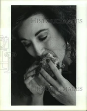 1991 Press Photo Dianna Thompson eating a "McLean" McDonald's hamburger in TX