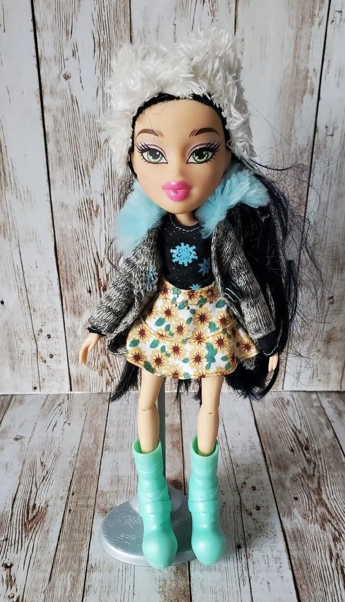 Bratz doll brown hair green eyes 2025