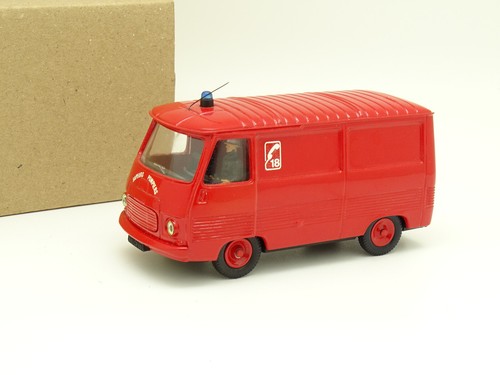 ANCIEN NOREV PLASTIQUE N-7 Fourgon Peugeot J7 Accident Sos Pompiers Ech