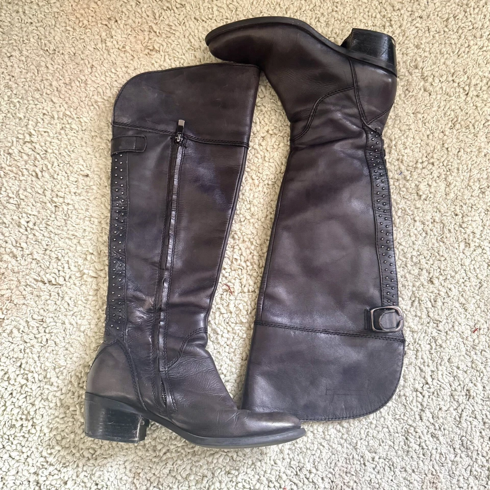 Botas Vince Camuto Cuero Tachonado Sobre la Rodilla Gris Talla 8.5 Foto 2 de 4