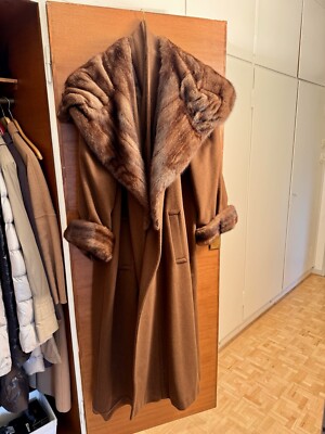 Eleganter Damen Wintermantel mit Pelzkragen und Ärmelabschlüssen aus echtem Nerz