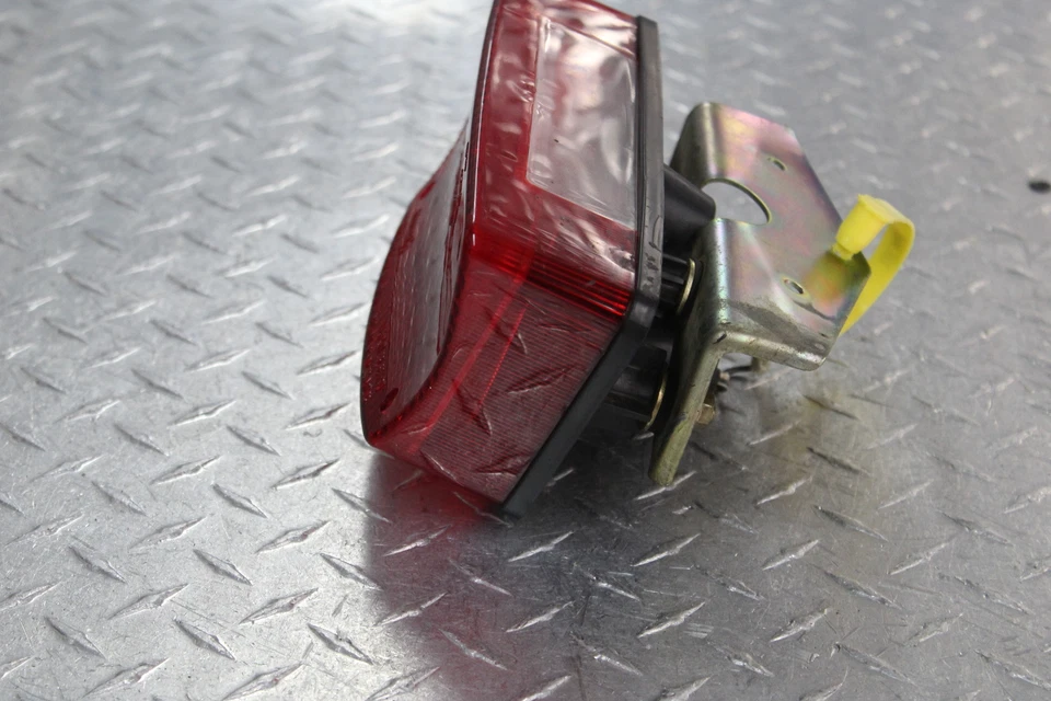 1985 SUZUKI GS550ESF LANTERNA TRASEIRA TRASEIRA LUZ DE FREIO TRASEIRA DANOS - Imagem 4 de 4