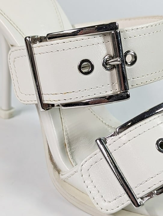 サンダル・ミュール Alexander Mcqueen Punk Sandal With Buckle Alexander McQueen Punk Buckle White Leather Sandals Size 36