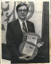1973 Press Photo William U. Madden with the Louisiana Press Association Award