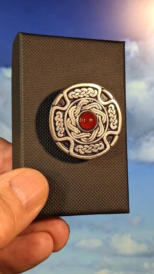 Broche St. Justin Vintage Peltre, nudo celta con cabujón 34 mm, en caja. Foto 2 de 4