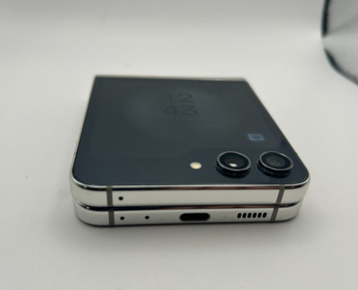 Unlocked Galaxy Z Flip5 256 GB Cream - Clean ESN