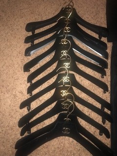 Colección de perchas Chanel con perchas de gama alta bolsos artículos increíbles